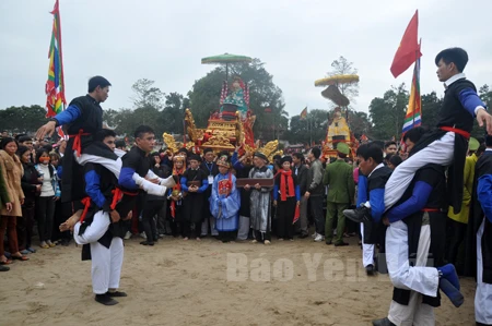 Lễ rước Mẫu sang sông Lễ hội đền Đông Cuông. Lễ rước Mẫu sang sông Lễ hội đền Đông Cuông.