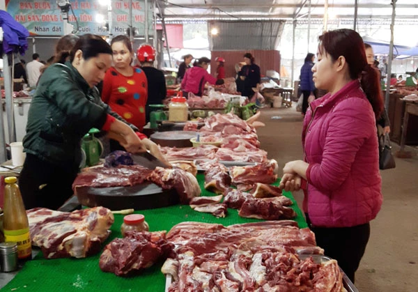 Các quầy hàng thịt vẫn vắng khách mua. Các quầy hàng thịt vẫn vắng khách mua.