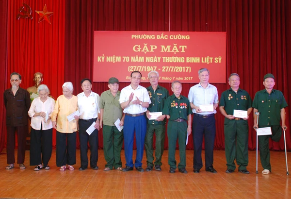 Lãnh đạo Thành ủy Lào Cai trao quà cho các thương, bệnh binh, gia đình chính sách.