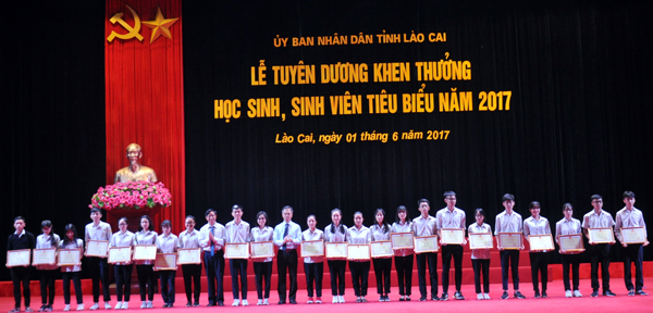 Nhiều học sinh thành phố Lào Cai được nhận Bằng khen của Bộ Giáo dục – Đào tạo trong năm 2017.