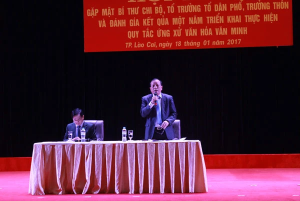 Lãnh đạo thành phố Lào Cai chia sẻ với những trăn trở của các bí thư chi bộ, tổ trưởng tổ dân phố, trưởng thôn.