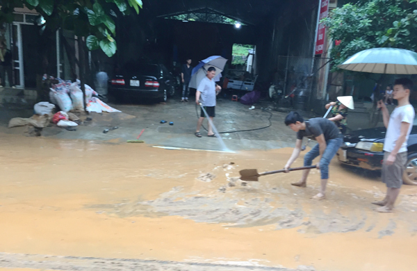 Một tuyến phố ở phường Duyên Hải bị ngập sâu trong nước. Nhiều đoạn trên đường Hoàng Liên ngập nước gây khó khăn cho các phương tiện tham gia giao thông. Đường Nhạc Sơn (đoạn qua phường Kim Tân) ngập sâu trong nước. Bùn đất từ trên đồi tràn xuống phố Lê Thanh (đoạn qua phường Bắc Cường). Đoạn Quốc lộ 4E qua địa bàn phường Bắc Cường bị ngập sâu trong nước. Lực lượng cảnh sát giao thông có mặt kịp thời để đảm bảo an toàn giao thông trên Quốc lộ 4E (đoạn qua thành phố Lào Cai). Người dân phường Bắc Cường tham gia dọn bùn, đất, khơi thông hệ thống thoát nước.