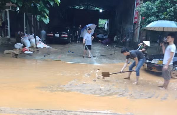 Một tuyến phố ở phường Duyên Hải bị ngập sâu trong nước. Nhiều đoạn trên đường Hoàng Liên ngập nước gây khó khăn cho các phương tiện tham gia giao thông. Đường Nhạc Sơn (đoạn qua phường Kim Tân) ngập sâu trong nước. Bùn đất từ trên đồi tràn xuống phố Lê Thanh (đoạn qua phường Bắc Cường). Đoạn Quốc lộ 4E qua địa bàn phường Bắc Cường bị ngập sâu trong nước. Lực lượng cảnh sát giao thông có mặt kịp thời để đảm bảo an toàn giao thông trên Quốc lộ 4E (đoạn qua thành phố Lào Cai). Người dân phường Bắc Cường tham gia dọn bùn, đất, khơi thông hệ thống thoát nước.