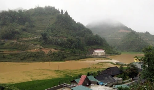 Cánh đồng xã Cán Hộ lần thứ 3 ngập sâu trong nước.