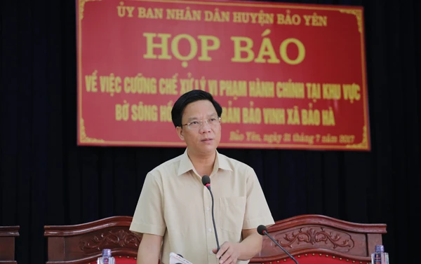 Chủ tịch UBND huyện Bảo Yên trả lời câu hỏi của phóng viên báo chí.