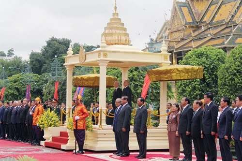 Quốc vương Nô-rô-đôm Xi-ha-mu-ni mời Tổng Bí thư Nguyễn Phú Trọng duyệt Đội danh dự. Quốc vương Nô-rô-đôm Xi-ha-mu-ni mời Tổng Bí thư Nguyễn Phú Trọng duyệt Đội danh dự.