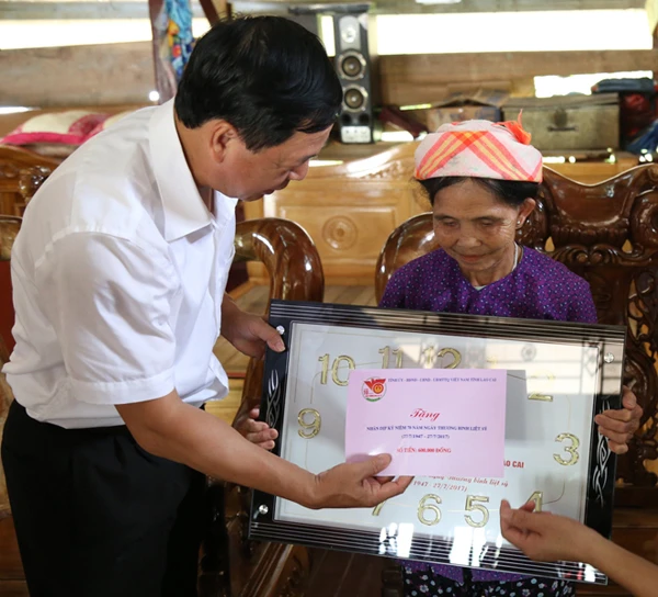 Thăm và tặng quà bà Hoàng Thị Phong là mẹ liệt sỹ. Thăm và tặng quà thương binh Hoàng Văn Ủa. Thăm và tặng quà bà Hoàng Thị Phong là mẹ liệt sỹ. Thăm và tặng quà thương binh Hoàng Văn Ủa.