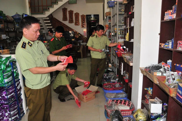 Cửa hàng kinh doanh phụ tùng xe máy (phường Cốc Lếu. TP Lào Cai) đã hai lần bị lực lượng chức năng xử lý hành chính vì bán phụ tùng không rõ nguồn gốc. Cửa hàng kinh doanh phụ tùng xe máy (phường Cốc Lếu. TP Lào Cai) đã hai lần bị lực lượng chức năng xử lý hành chính vì bán phụ tùng không rõ nguồn gốc.