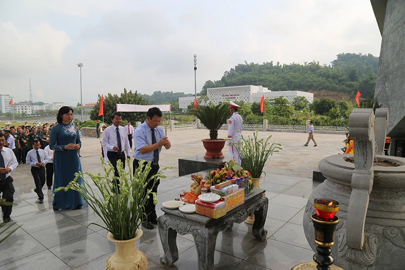 Dâng hương nhân kỷ niệm 70 năm Ngày Thương binh – Liệt sỹ 27/7 ảnh 3