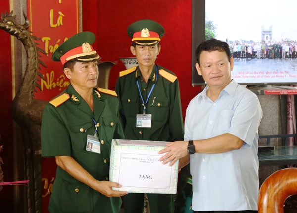 Bí thư Tỉnh ủy Lào Cai tặng quà Ban Quản trang Nghĩa trang liệt sỹ quốc gia đường 9. Đoàn đại biểu tỉnh Lào Cai thực hiện nghi lễ thả hoa xuống dòng sông Thạch Hãn để tưởng nhớ công ơn các anh hùng liệt sỹ. Bí thư Tỉnh ủy Lào Cai Nguyễn Văn Vịnh lưu bút tại Khu di tích cố Tổng Bí thư Lê Duẩn.