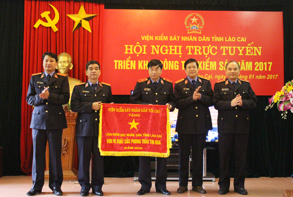 Viện Kiểm sát nhân dân tỉnh đón nhận Cờ thi đua của Viện Kiểm sát nhân dân tối cao tặng đơn vị xuất sắc trong phong trào thi đua năm 2016.