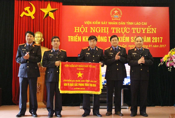 Viện Kiểm sát nhân dân tỉnh đón nhận Cờ thi đua của Viện Kiểm sát nhân dân tối cao tặng đơn vị xuất sắc trong phong trào thi đua năm 2016.