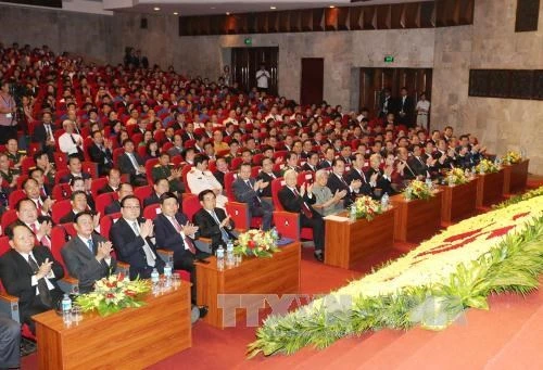 Các đồng chí lãnh đạo và nguyên lãnh đạo Đảng, Nhà nước Việt Nam- Lào và các đại biểu dự Lễ kỷ niệm.