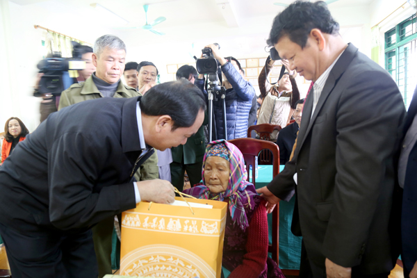 Chủ tich nước thăm và tặng quà Mẹ Việt Nam Anh hùng Ngô Thị Rèn, xã Gia Phú.