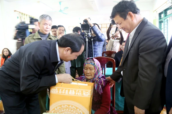 Chủ tich nước thăm và tặng quà Mẹ Việt Nam Anh hùng Ngô Thị Rèn, xã Gia Phú.