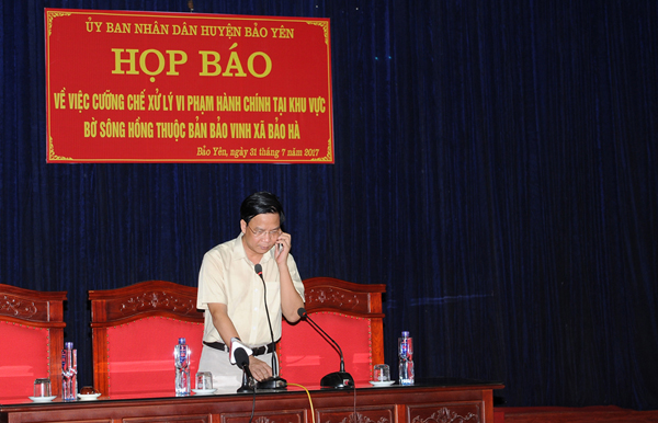 Buổi họp báo liên tục bị gián đoạn khi Chủ tịch UBND huyện Bảo Yên nhận được điện thoại từ các cá nhân liên quan.