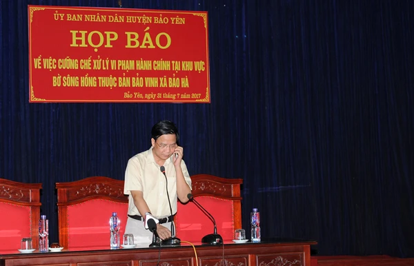 Buổi họp báo liên tục bị gián đoạn khi Chủ tịch UBND huyện Bảo Yên nhận được điện thoại từ các cá nhân liên quan.