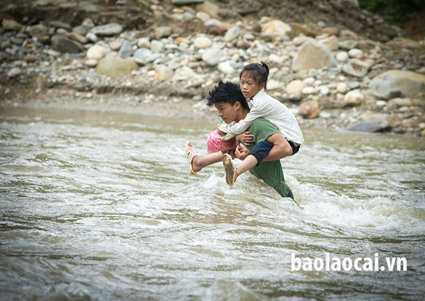 Để vào thôn Sùng Hoảng mới, người dân chỉ còn cách lội qua dòng nước xiết.