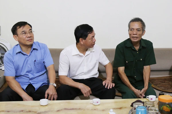 Thăm, tặng quà gia đình ông Nguyễn Đức Phương là người hoạt động kháng chiến bị nhiễm chất độc hóa học. Thăm, tặng quà gia đình ông Nguyễn Đức Phương là người hoạt động kháng chiến bị nhiễm chất độc hóa học.