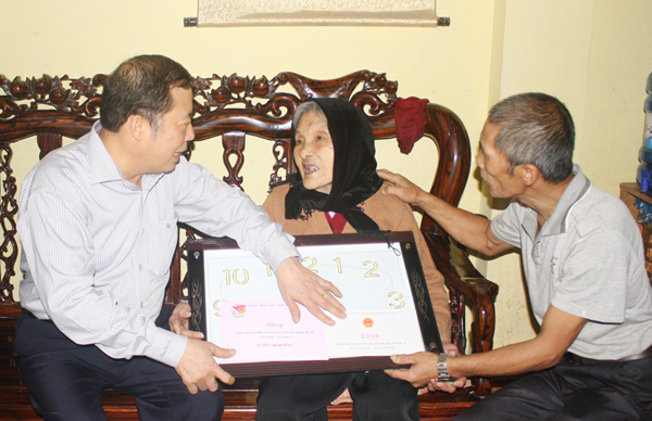 Phó Chủ tịch UBND tỉnh tặng quà bà Phạm Thị Vân, là mẹ của liệt sỹ Đỗ Đình Hòa. Đồng chí Nguyễn Thanh Dương tặng quà thương binh Đặng Ngọc Bích. Tặng quà bà Nguyễn Thị Tư, là vợ của liệt sỹ Nguyễn Văn Tác. Tặng quà ông Bùi Văn Thanh là người hoạt động kháng chiến.