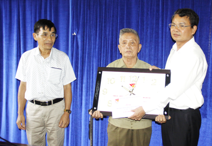 Tặng quà thương binh Tạ Quang Được (xã Bảo Nhai). Tặng quà ông Vũ Văn Bình (thị trấn Bắc Hà), người bị nhiễm chất độc hóa học.