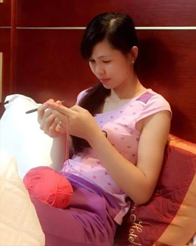 Mỗi khi rảnh rỗi, Liên lại móc len.