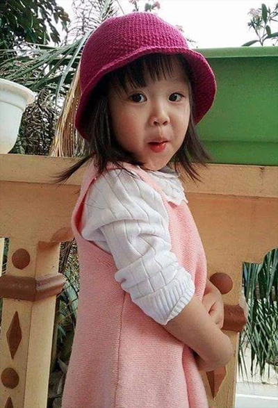 “Người mẫu nhí” với sản phẩm mũ len do Liên móc.