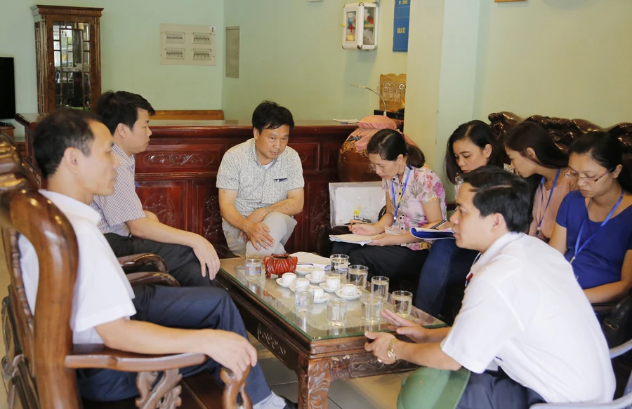 Thực hiện điều tra một cơ sở kinh doanh tại Thị trấn Tằng Loỏng (Bảo Thắng).