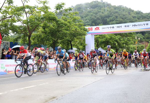 Các vận động viên tham gia nội dung đua đường trường cá nhân trên cao tốc Hà Khẩu - Côn Minh, tỉnh Vân Nam (Trung Quốc). Các vận động viên tham gia nội dung đua đường trường cá nhân trên cao tốc Hà Khẩu - Côn Minh, tỉnh Vân Nam (Trung Quốc).