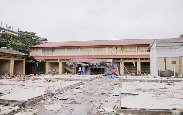 Mặt bằng khu chợ cũ sau khi tháo dỡ các ki ốt. Mặt bằng khu chợ cũ sau khi tháo dỡ các ki ốt.