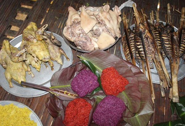 Khi thức dậy, việc đầu tiên trong ngày Tết Đoan Ngọ của đồng bào dân tộc Tày là “diệt sâu bọ”, bằng việc ăn các loại quả như mận, đào, dưa hấu.. và uống 1 chút rượu.. Diệt sâu bọ xong, các thành viên trong gia đình bắt đầu nấu ăn, chuẩn bị đồ lễ dâng cúng tổ tiên. Rất nhiều món ăn đặc sản bản địa được đồng bào Tày chuẩn bị trong ngày Tết Đoan ngọ. Lễ cúng tổ tiên do một bậc cao niên trong gia đình làm lễ. Trẻ em dân tộc Tày cũng dậy từ rất sớm và ăn quả để diệt sâu bọ. Tết Đoan ngọ còn là dịp để các thành viên trong gia đình đoàn tụ, cùng nhau nói chuyện vui vẻ, chúc cho nhau gặp những điều tốt lành trong cuộc sống.