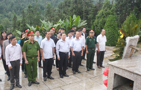 Đoàn công tác dâng hương tại Nghĩa trang Liệt sỹ huyện Sa Pa.