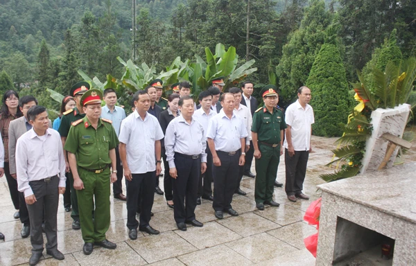 Đoàn công tác dâng hương tại Nghĩa trang Liệt sỹ huyện Sa Pa.