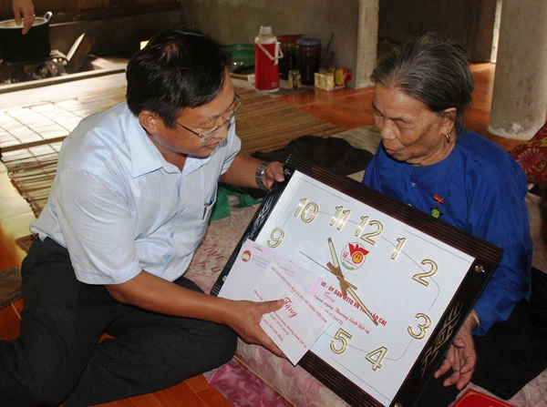 Thăm hỏi, tặng quà Mẹ Việt Nam Anh hùng Long Thị Thỏa. Thăm hỏi, tặng quà Mẹ Việt Nam Anh hùng Long Thị Thỏa.