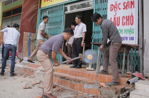 Tháo dỡ công trình lấn hành lang, vỉa hè.