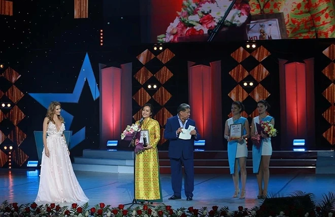 Hồng Ánh xúc động nhận giải Giám khảo tại LHP phim Quốc tế Á Âu – EURASIA.