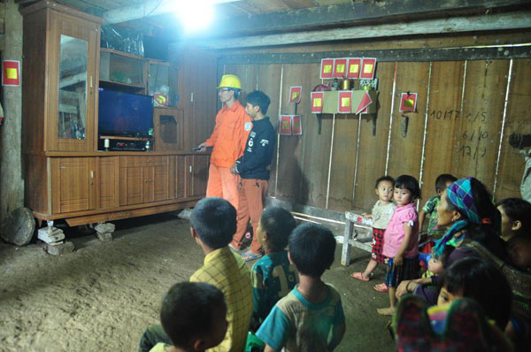 Hướng dẫn người dân xã Tung Chung Phố sử dụng điện an toàn.