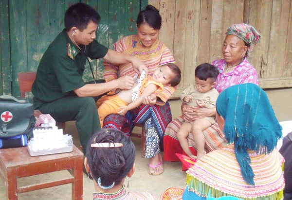 Bộ đội Biên phòng chăm sóc sức khoẻ người dân vùng biên.