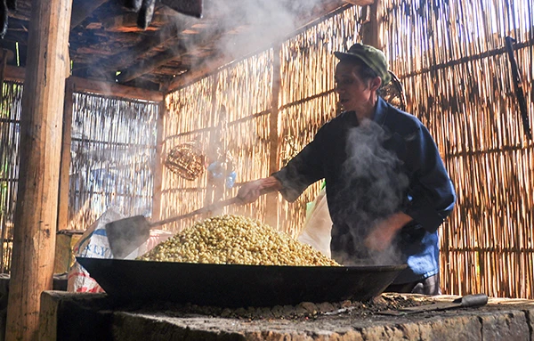 Se lanh để dệt thổ cẩm của người Mông xã Lao Chải. Nghề thêu thủ công của đồng bào Dao xã Tả Phìn. Nghề rèn của người Dao xã Tả Phìn. Nhuộm chàm vải lanh của người Mông xã Hầu Thào. Nghề chạm khắc đá của người Mông xã San Sả Hồ. Nhuộm sáp ong, in hoa văn thổ cẩm của người Mông bản Cát Cát. Nghề chạm bạc truyền thống của người Mông xã Tả Van. Nghề nấu rượu ngô thủ công tại xã Thanh Kim.