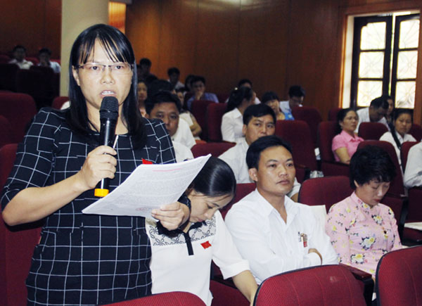 Đại biểu chất vấn tại kỳ họp.