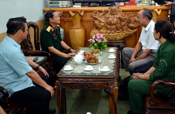 Đại tướng Đỗ Bá Tỵ trò chuyện với thương binh Phạm Trung Viết. Đại tướng Đỗ Bá Tỵ trò chuyện với thương binh Phạm Trung Viết.