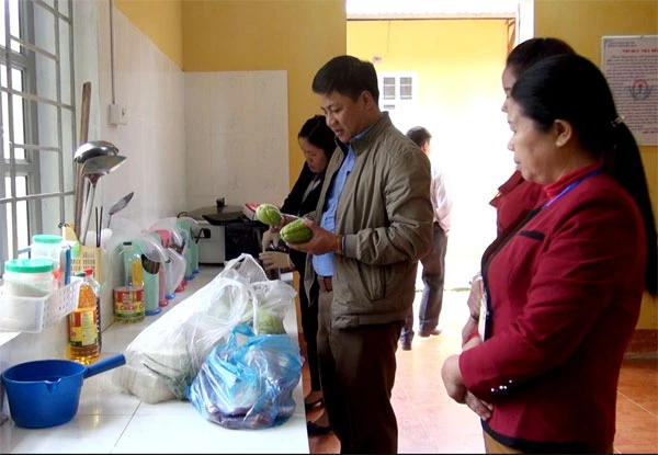 Kiểm tra thực phẩm tươi sống tại bếp ăn Trường THCS Điện Quan.