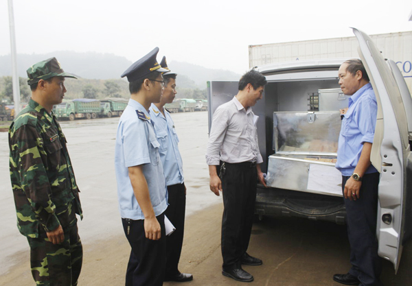 Hải quan Lào Cai phối hợp với lực lượng biên phòng kiểm tra hàng hóa.