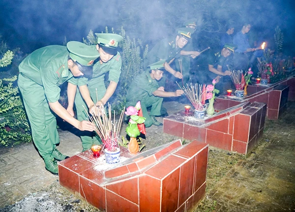 Dâng vòng hoa viếng Nghĩa trang liệt sỹ Lãnh đạo tỉnh dâng hương. Các cháu thiếu nhi thắp hương mộ liệt sỹ. Đoàn viên, thanh niên lực lượng vũ trang dâng hương. Các đoàn viên, thanh niên thắp hương tại mộ liệt sỹ.