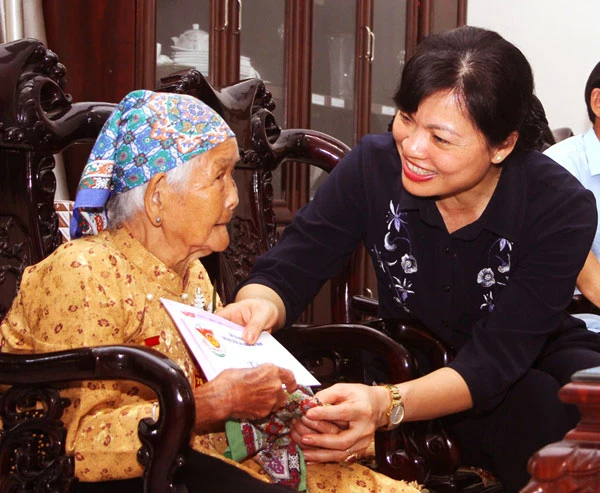 Đồng chí Hà Thị Nga tặng quà Mẹ Việt Nam Anh hùng Ngô Thị Dén. Thăm hỏi thương binh tại thị trấn Phố Lu.