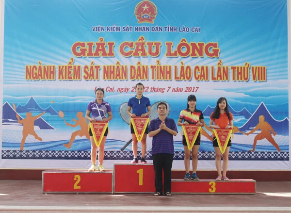 Trao giải Nhất, Nhì, Ba nội dung đôi nữ, nhóm tuổi 18 – 35.