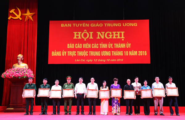 Tặng Bằng khen Thủ tướng Chính phủ cho các tập thể và cá nhân trong tỉnh có thành tích trong học tập và làm theo tấm gương đạo đức Hồ Chí Minh giai đoạn 2011 – 2015.