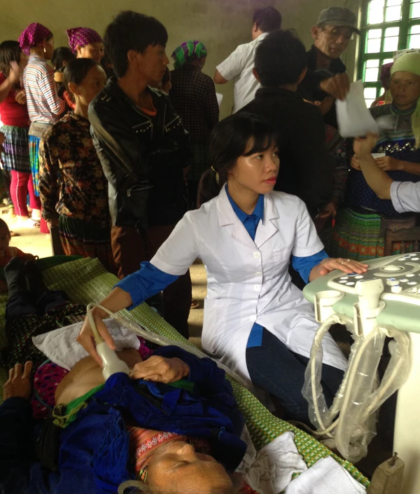 Khám bệnh cho đối tượng chính sách xã Thào Chư Phìn.