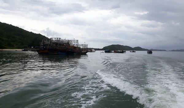 Du khách đi thăm huyện đảo Cô Tô xuất phát từ cảng Cái Rồng, huyện Vân Đồn (Quảng Ninh). Tàu cá của ngư dân đánh bắt hải sản ở vùng biển Cô Tô. Trên đường ra huyện đảo Cô Tô, đi qua hòn đảo Minh Châu xinh đẹp. Huyện đảo Cô Tô có hồ nước ngọt rộng hàng chục nghìn mét vuông, đủ cung cấp nước sạch cho người dân nơi đây sinh hoạt, sản xuất. Huyện đảo Cô Tô đa dạng trong sản xuất kinh tế, địa hình. Huyện đảo Cô Tô có 50 hòn đảo lớn, nhỏ với tổng diện tích trên 50 ha. Nhiều nhà hàng, khách sạn sang trọng được xây dựng trên huyện đảo Cô Tô. Mỗi ngày có hàng chục chuyến tàu cao tốc đưa du khách ra thăm đảo Cô Tô. Thời gian đi tàu cao tốc từ cảng Cái Rồng ra huyện đảo Cô Tô khoảng 1,5 giờ.