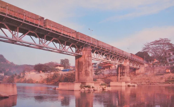 Cầu đường sắt Điền - Việt bắc qua sông Nậm Thi kết nối Lào Cai (Việt Nam) với Hà Khẩu (Trung Quốc). Ảnh: Tư Liệu